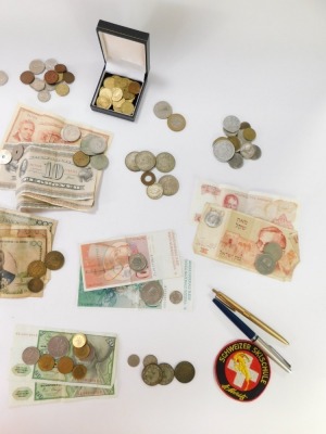 A group of World coinage, to include USA, Uganda, Bahamas, Belgium and Danish, Congo, Dutch, East African, French and other coins, badges, cap badges, etc. (1 tray) - 4