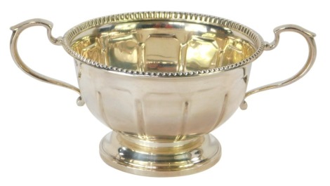 A silver bowl, with two handles and beaded rim, Birmingham c1920, 4oz.