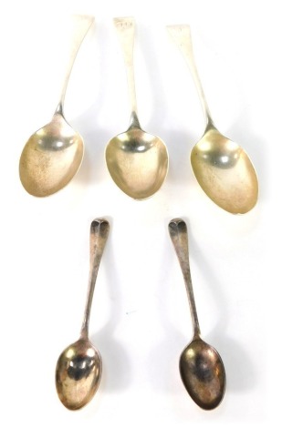 Silver cutlery, comprising two silver fiddle pattern tablespoons, bearing initial P, Sheffield 1926, a further fiddle pattern tablespoon, London 1851, and two silver fiddle pattern teaspoons, various dates, 5 ¼oz. (5)