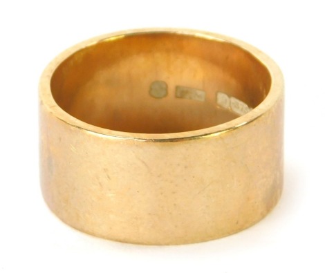 A 9ct gold wedding band, of plain design, size S ½, 9.9g.