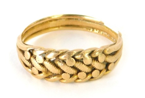 A 9ct gold dress ring, with knotted rope design on three bar band, size N ½, 3.6g.