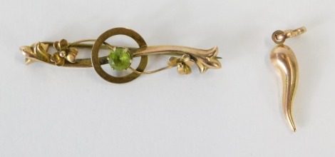 A 9ct gold bar brooch, set with central peridot on scroll design, 4cm diameter, and a wishbone pendant, 2.2g all in. (2)