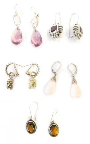 Various pairs of earrings, to include imitation amber style earrings, pink stone drop earrings, etc. (quantity)