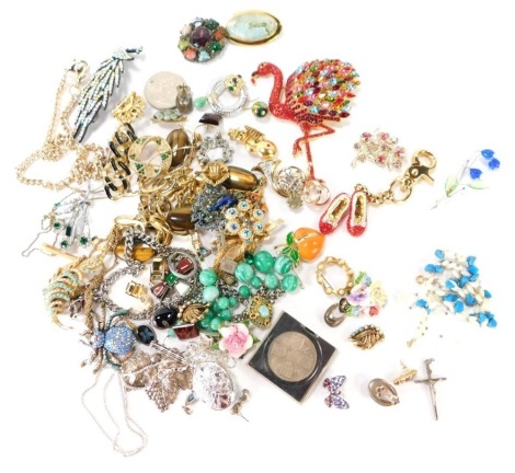 A group of costume jewellery, to include sewing set, brooches, gold effect necklaces, clip on earrings, commemorative coins, etc. (1 box)