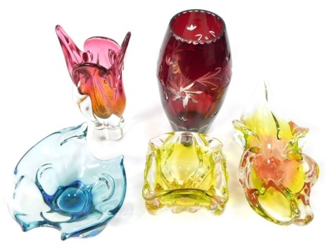 Art glass, comprising four flared bowls and a Bohemian ruby flash glass vase. (5)