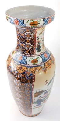 An Oriental vase, imari style with Geishas, 60cm high. - 5