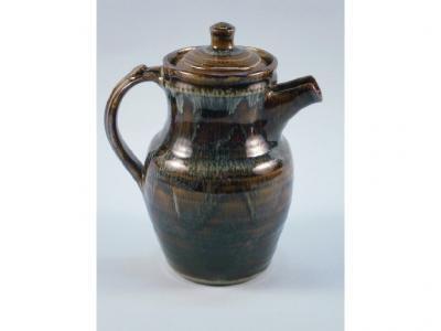 A Studio Pottery hot water pot and cover by Ray Finch of Winchcombe with