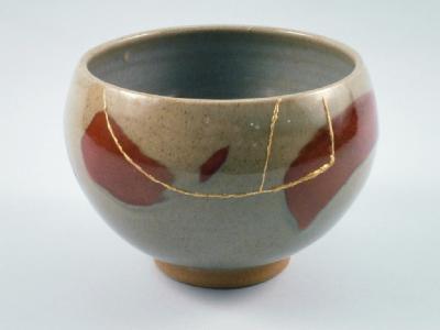 A Studio Pottery bowl by Ray Finch of Winchcombe with a pale blue/brown and red glaze