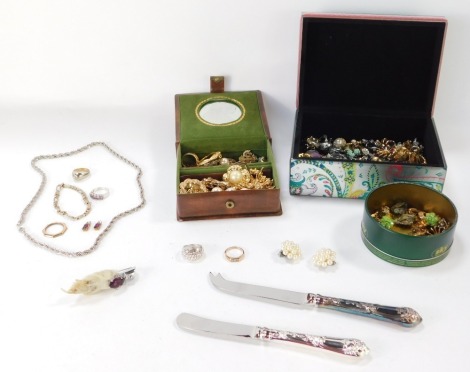 A group of costume jewellery, comprising clip on earrings, necklaces, dress rings, claw brooch, etc. (1 tray)