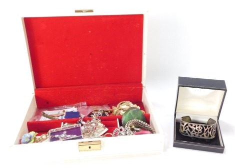 Costume jewellery, comprising a white metal pierced bangle, cream faux leather jewellery box and contents, comprising paste stone set brooches, floral posy brooches, further spray brooch, etc. (2 boxes)