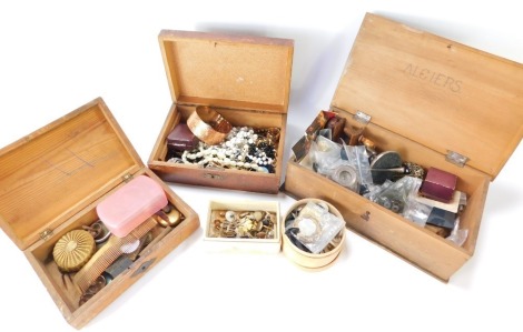 Costume jewellery, comprising beaded necklaces, dress rings, copper bangle, cuff links, wooden boxes, etc. (1 tray)