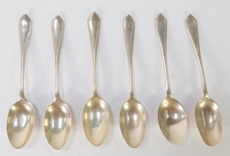 A set of six George VI silver fiddle pattern teaspoons, each bearing the initial H, London 1938, 2oz.