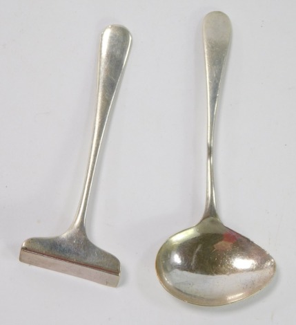 A George VI silver christening set, comprising spoon and pusher, Sheffield 1939, ¾oz.