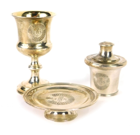 A George IV silver travelling communion set, by Joseph and John Angell, comprising of chalice, with silver gilt interior, 9cm high, wafer dish and lidded wine jar with stopper, in outer case, London 1832, 4.7oz. (cased)