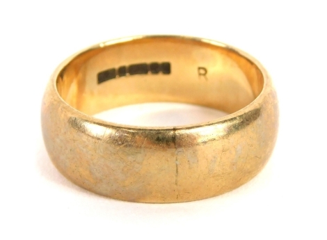 A 9ct gold plain wedding band, size S, 7.9g.