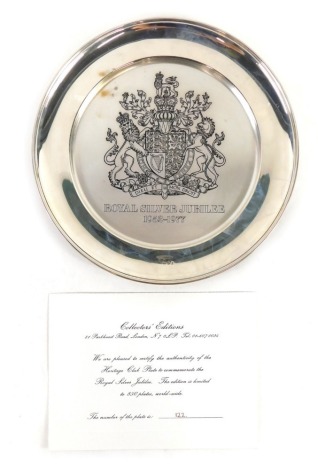 The Royal Silver Jubilee 1952-77 silver commemorative plate, etched with lion and unicorn crest, Birmingham 1977, 23cm diameter, 12.7oz. (boxed)