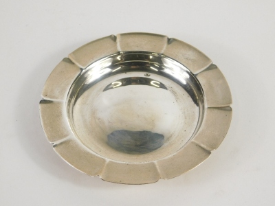 An Elizabeth II silver armada dish, by Bryan Leslie Fuller, of shaped circular form, London 1977, 12cm wide, 3oz.