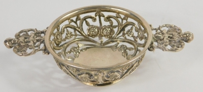 A Victorian silver miniature quaich shaped bon bon dish, by William Comyns, with pierced border and handles, on circular foot, London 1893, 10cm wide, 2.4oz.