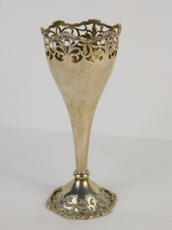 A George V silver vase, by Mappin & Webb, with pierced fleur de leys style decoration, on tapering stem and floral foot, London 1914, 17cm high, 3oz.