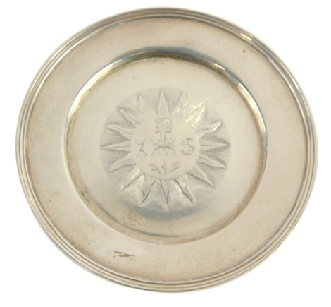 A George IV silver travelling communion Armada dish, by Rebecca Emes and Edward Barnard, set with a sun and crest centre, on a circular foot with similar decoration, London 1827, 9cm diameter, 2.1oz.