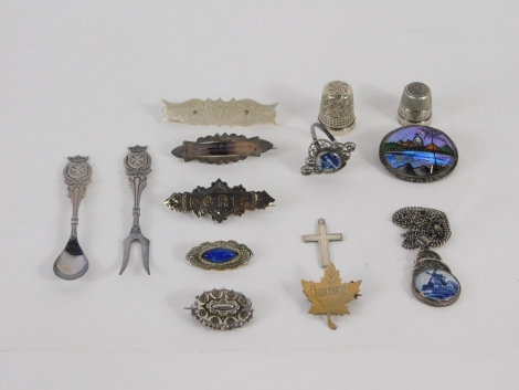 Various silver jewellery, etc., rings, brooches, thimble, mother of pearl brooch, 5cm long, slender link necklace, cross, Doris brooch, etc. (a quantity)