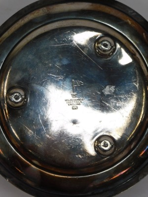 A Walker & Hall silver plated biscuit barrel, on integral stand, engraved with the coat of arms and motto for the Great Central Railway, Dining Car, 16cm high. - 3