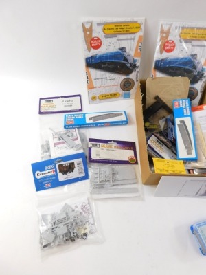 A group of OO and HO gauge railway accessories, comprising a plate girder bridge, Dapol shunters, carriages, etc. (1 box) - 2