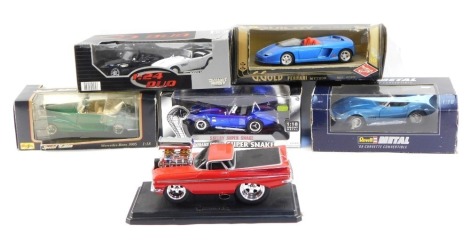 A group of diecast vehicles, 1:18 scale, comprising Maisto Mercedes Benz 300S, Shelby Cobra Super Snake, a Revell 69 Corvette Convertible, Motormax twin car set, Guiloy Ferrari Mythos, and a Muscle Machines American Muscle car, mainly boxed. (6)