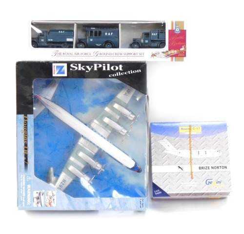 A Sky Pilot Collection Aeroplane Gemini Max Boeing C17, 1:400 scale, and a set of Royal Airforce Ground Crew Support sets, boxed. (3)