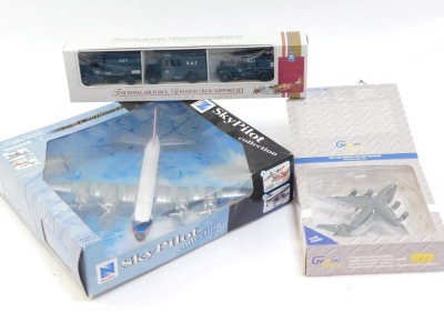 A Sky Pilot Collection Aeroplane Gemini Max Boeing C17, 1:400 scale, and a set of Royal Airforce Ground Crew Support sets, boxed. (3) - 2