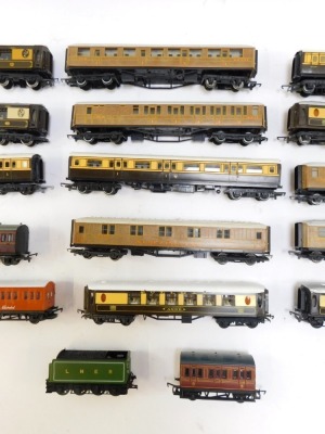 A group of OO gauge carriages, LNER, GWR, buffet carriages, green wagons, coal wagons, etc. (1 tray) - 3