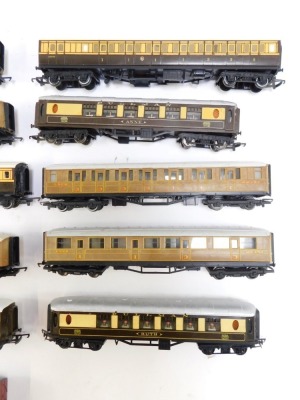 A group of OO gauge carriages, LNER, GWR, buffet carriages, green wagons, coal wagons, etc. (1 tray) - 4