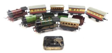 Tin plate trains, comprising a Hornby tin plate loco and tender 3435, green, locomotive 5600, red, and five buffet carriages, with one Meccano key. (1 tray)