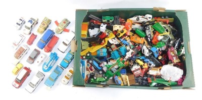 A large quantity of diecast vehicles, cars and accessories, play worn. (1 box) - 3