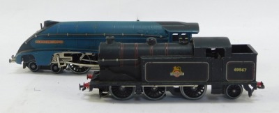 A British Railways OO gauge locomotive, No 69567, Type EDL17, black livery, and a Sir Nigel Gresley No 7 loco, (AF). (2) - 2