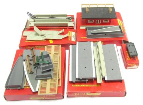 Tri-ang Railways track and accessories, comprising three R638 track underlays, R71 foot bridge, R71A foot bridge, cable drudge wagon, station platform, boxed. (a quantity)