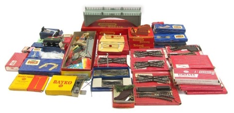Hornby Dublo and Tri-ang Railways track and accessories, Hornby Simplex operator points, OO and HO gauge platform track, engine shed, signalling stations, Real Estate accessories, mainly boxed. (1 box)