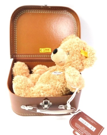 A Steiff Fynn Travel Bear, blonde plus, in brown travel case, No 11471.