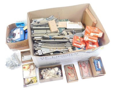 OO gauge railway accessories, comprising large quantity of track, Marklin signallers, etc. (1 box) - 2