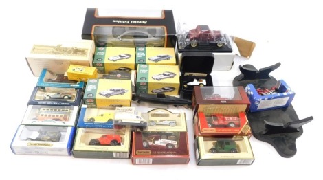 Diecast vehicles, boxed, Maisto Jaguar MkII, Atlas Editions agricultural vehicles, Aston Martin, Models of Days Gone, etc. (1 box)