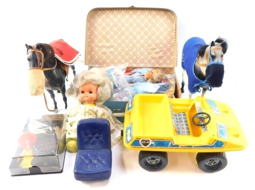 Sindy Toys, two horses, a yellow Sindy truck, Sindy doll, clothing and accessories, and a further doll. (1 box)