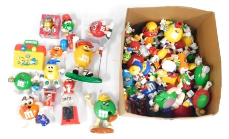 M & M accessories, travel trunk, sweet dispenser, models, etc. (1 box)