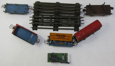 A group of tin plate track wagons and Pullman coaches. (1 tray) - 2