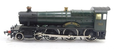 A Mainline 00 gauge GWR 7800 class Hinton Manor locomotive, 4-6-0, 7819 in green livery. - 4