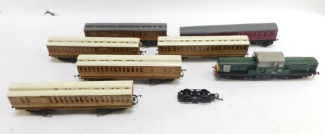 OO gauge railway carriages, to include Trefar Tri-ang, and a Heljan D8558 carriage. (1 tray)