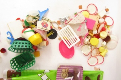 Sindy accessories, comprising Waddington's Sindy jigsaw, outfits, in blister packs, household wares, etc. (1 box) - 3