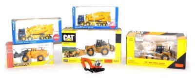 Diecast building vehicles, comprising two Siku cement mixer no.3525, a Kaidiwei digger, a CAT 980G wheel loader, a Volvo BM and a CAT 980G wheel loader, five boxed. (6)