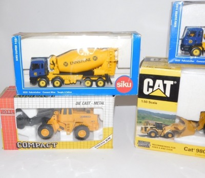 Diecast building vehicles, comprising two Siku cement mixer no.3525, a Kaidiwei digger, a CAT 980G wheel loader, a Volvo BM and a CAT 980G wheel loader, five boxed. (6) - 2