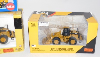 Diecast building vehicles, comprising two Siku cement mixer no.3525, a Kaidiwei digger, a CAT 980G wheel loader, a Volvo BM and a CAT 980G wheel loader, five boxed. (6) - 4