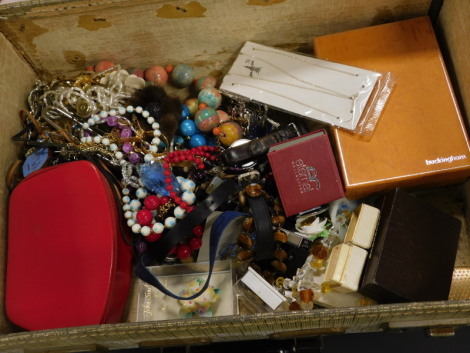 A quantity of costume jewellery